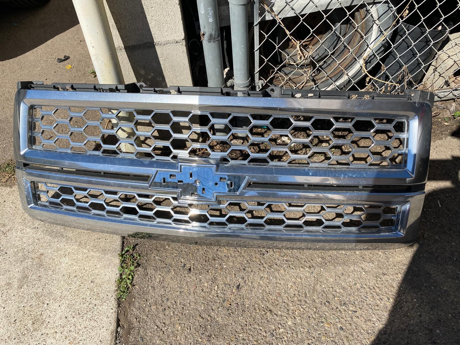 2016 Chevy Silverado GRILL