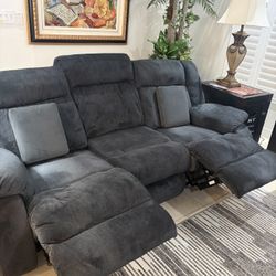 7’ Couch In Excellent Condition for Sale!
