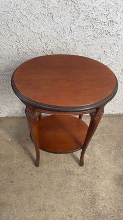 Queen Anne style small oval end table