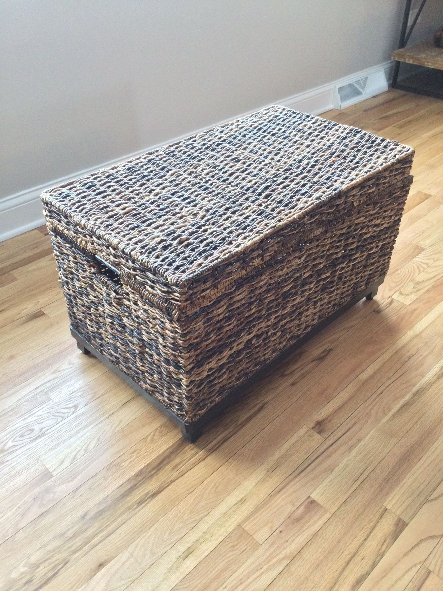 WICKER RUSTIC CHEST