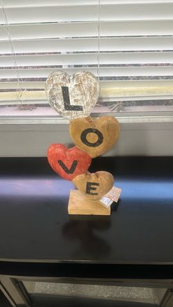 Wooden LOVE Stacked Hearts Decor | Decoración de Madera “LOVE” con Corazones Apilados