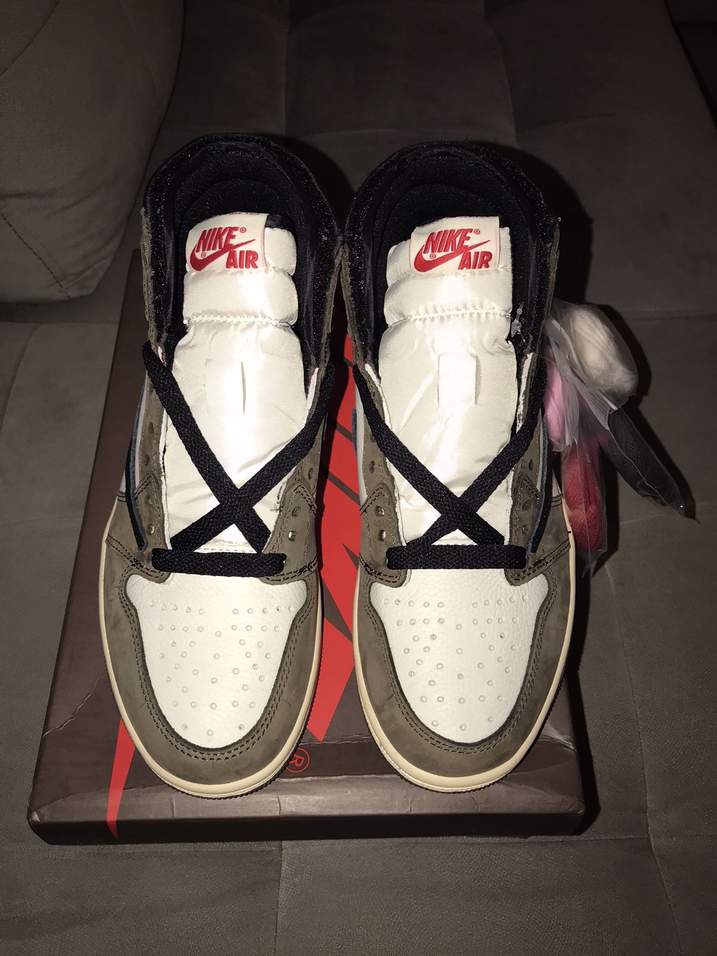 Jordan 1 Travis Scott