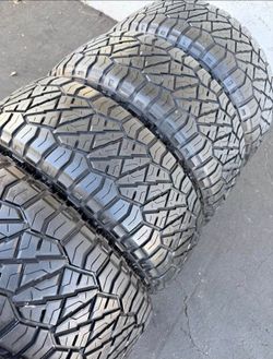 35x12.50/18 Nitto 📍📍 Vendo un set de llantas con 80% de vida las 4 📍🌟