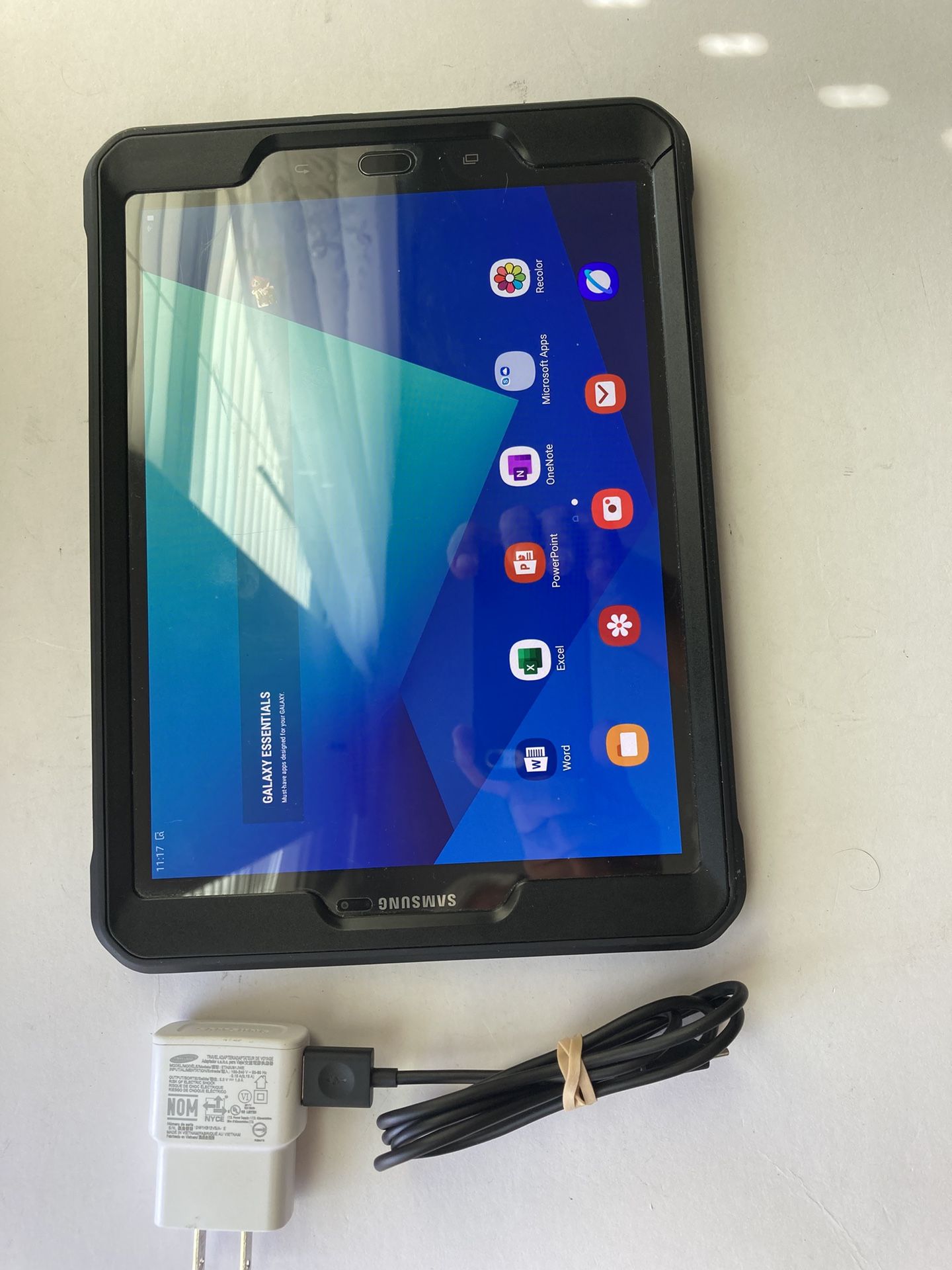 Samsung 9.7” 32 GB Galaxy Tab 3, Wi-Fi. Model: SM-T820, Silver with Protection Case