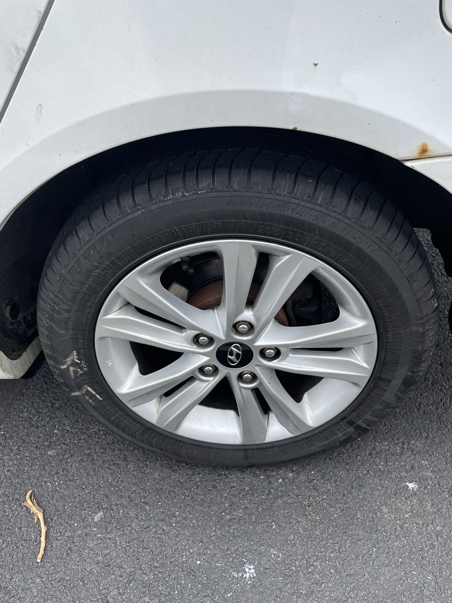 2014 - HYUNDAI - SONATA RIMS 16" OEM w 4 tires 205/55/16 like new
