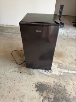 Midea - Mini Fridge