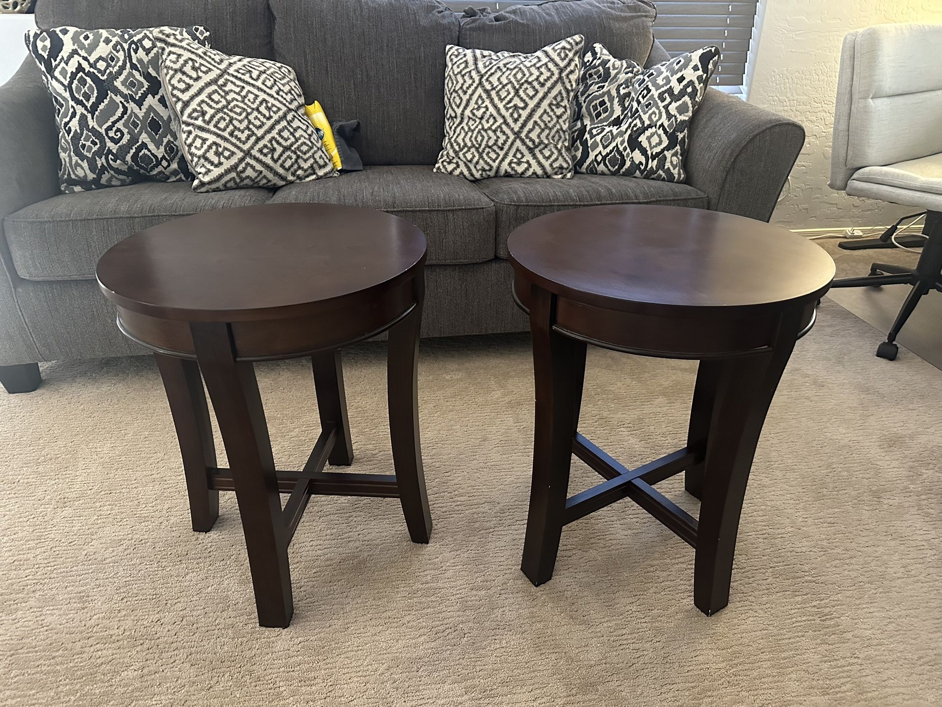 Set of 2 End Tables 