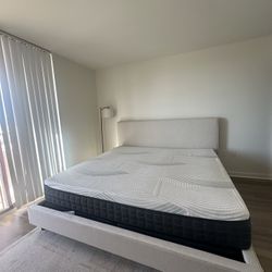 King Bed Frame + Mattress – Modern Upholstered, Excellent Condition