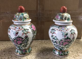 Beautiful elegant looks 3 D ceramic urns ⚱️ Can use as vase 🏺...!!