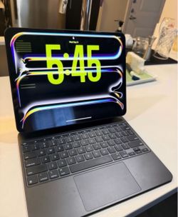 Apple iPad Pro 13" 7th Gen M4 Chip 256GB Wi-Fi - Space Black Includes Magic Keyboard + Original Boxes