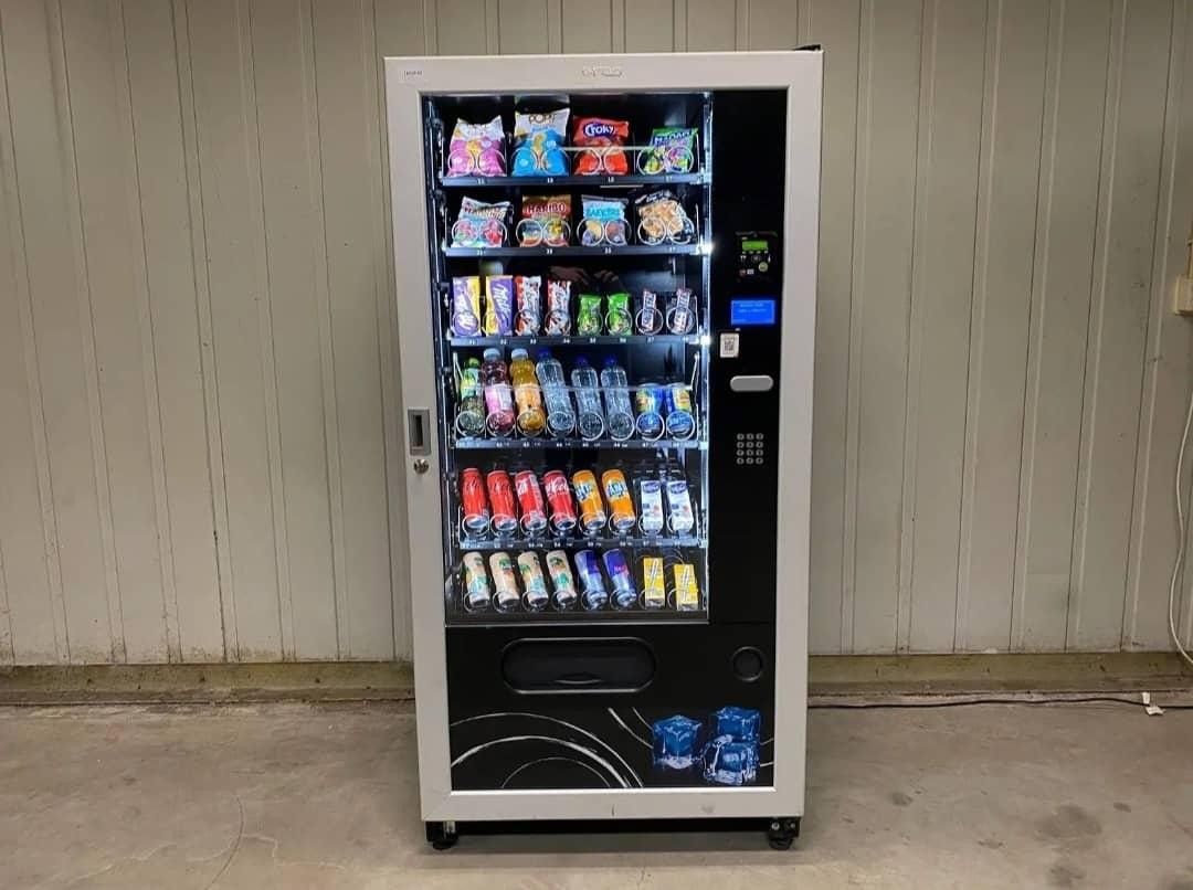 VENDING MACHINE WITH CREDIT CARD READER