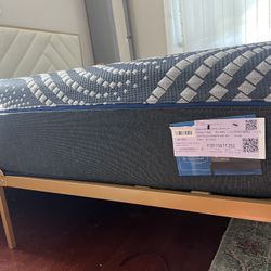 King Size Sealy Posturpedic Medium Hybrid Mattress