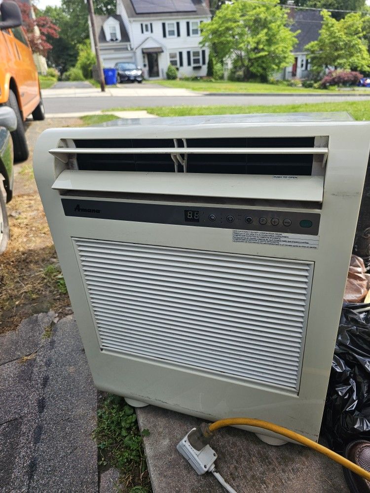 Amana 8000 Btu Portable Air Conditioner, NEED Work, If You Know Jow To Fix It, NO Accessories