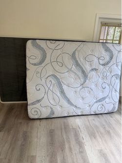 Queen mattress with Box - almost new