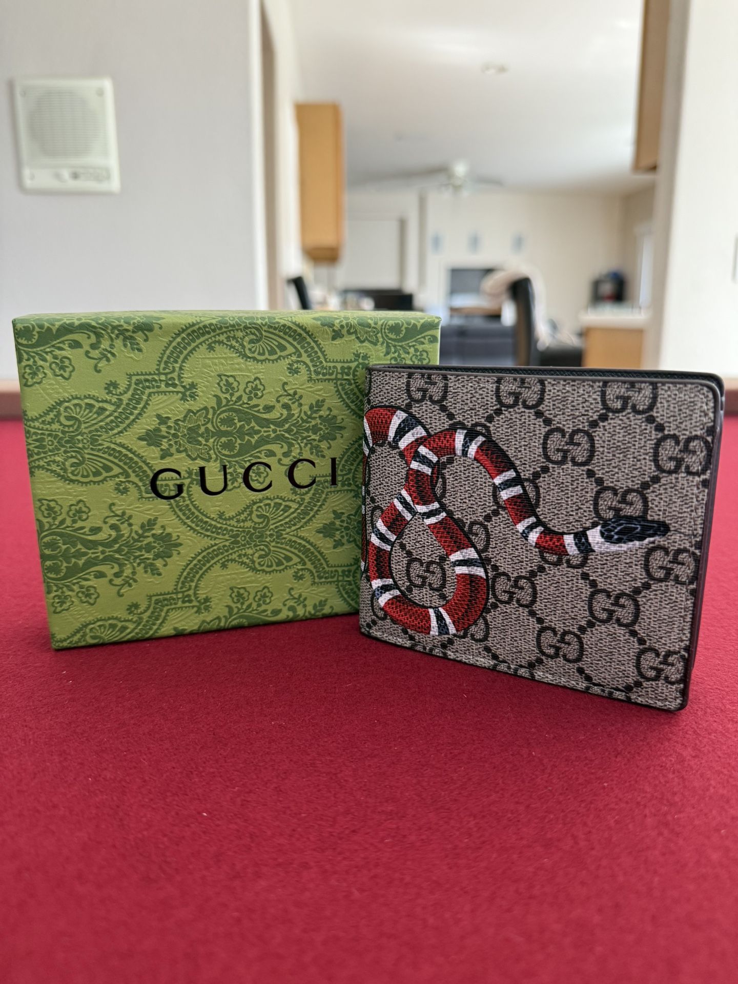 Gucci Kingsnake Wallet, GG Supreme (8 Card Slot + 2 ID’s). Brand new never used