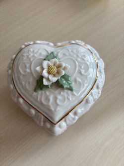 Vintage Heritage House Porcelain Heart Music Box - Plays White Christmas