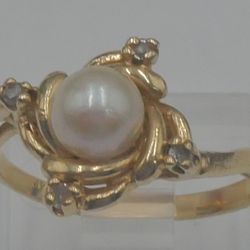 14KT YELLOW GOLD RING 2.9 GRAMS W 5.7MM PEARL 4 DIAMONDS .01 EACH SIZE 5.5. 879183-1. 