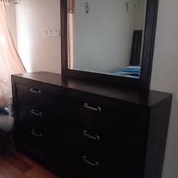 Dresses W/mirror And DRAWER Nightstand And Smart Tv 55" ONN W/control