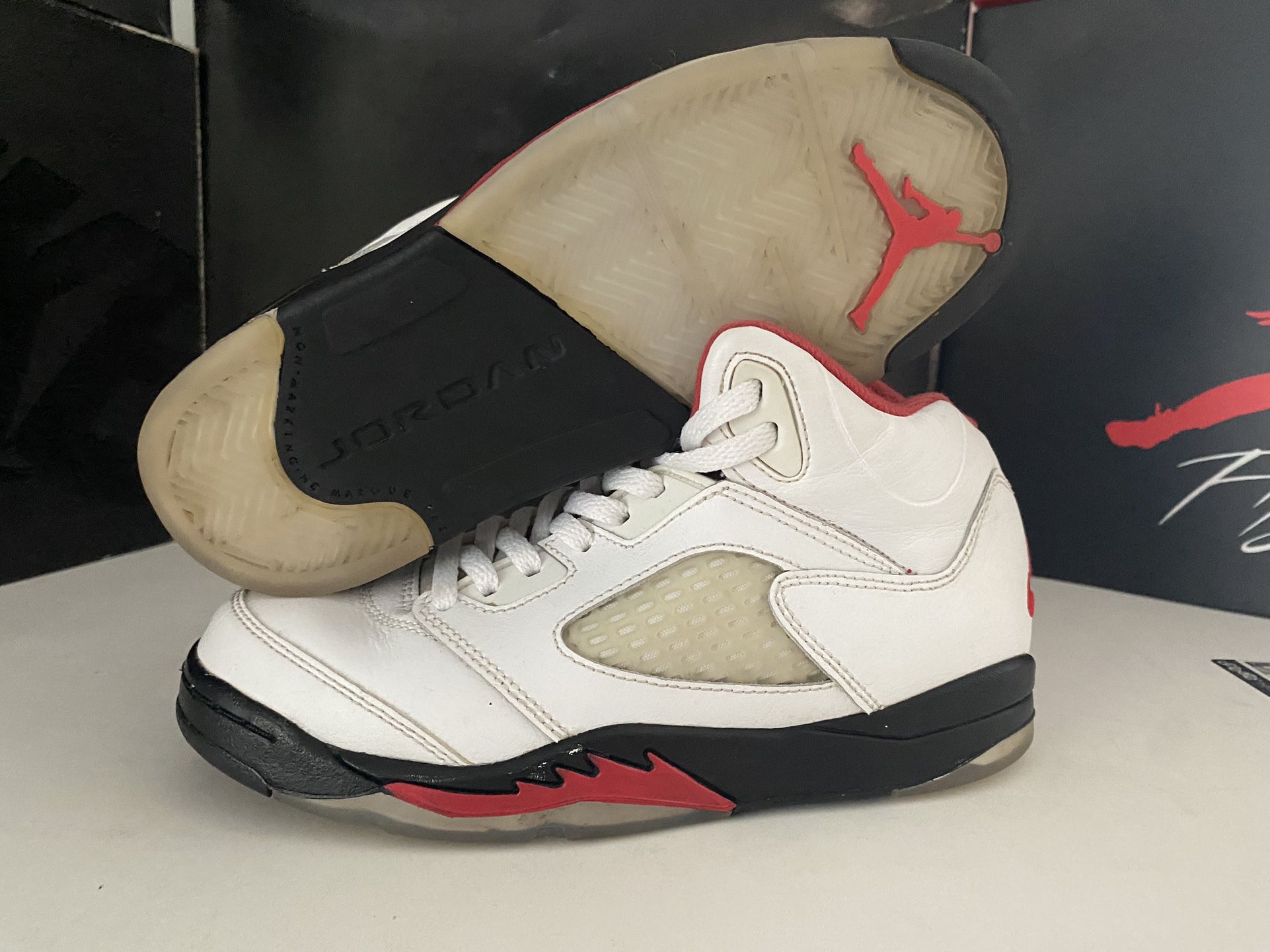 Air Jordan 5 Retro Fire Red Siver Tongue Size 2y.  *** pick Up Only***