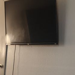 50 Inch Smart Roku TV With Wall Mount