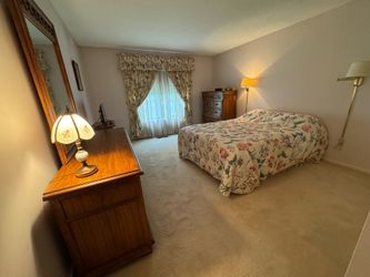 2 PC SOLID OAK BEDROOM SET - EXCELLENT CONDITION