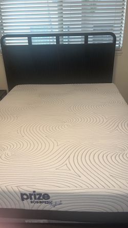 Queen size bed w/ Dresser