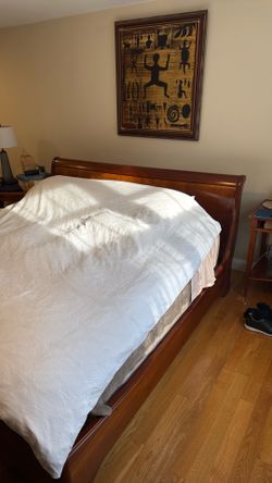 Beautiful Chestnut King Curved Sleigh Bed for sale in Excellent Condition