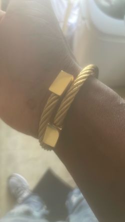 Gold bangle bracelet
