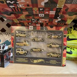 Hot Wheels F.A.O Schwarz 1:64 Metal Cars - Gold, Pack of 8