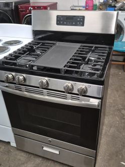 GE Gas Stove W / Convention Oven