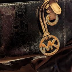 AUTHENTIC MK Jet Set Tote w/ Certificate! 👜✨