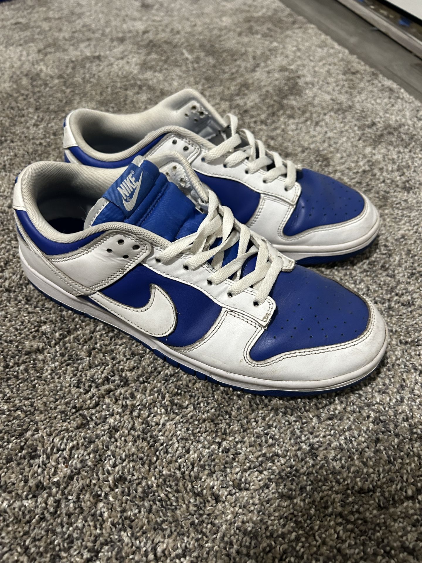 white and blue nike dunks