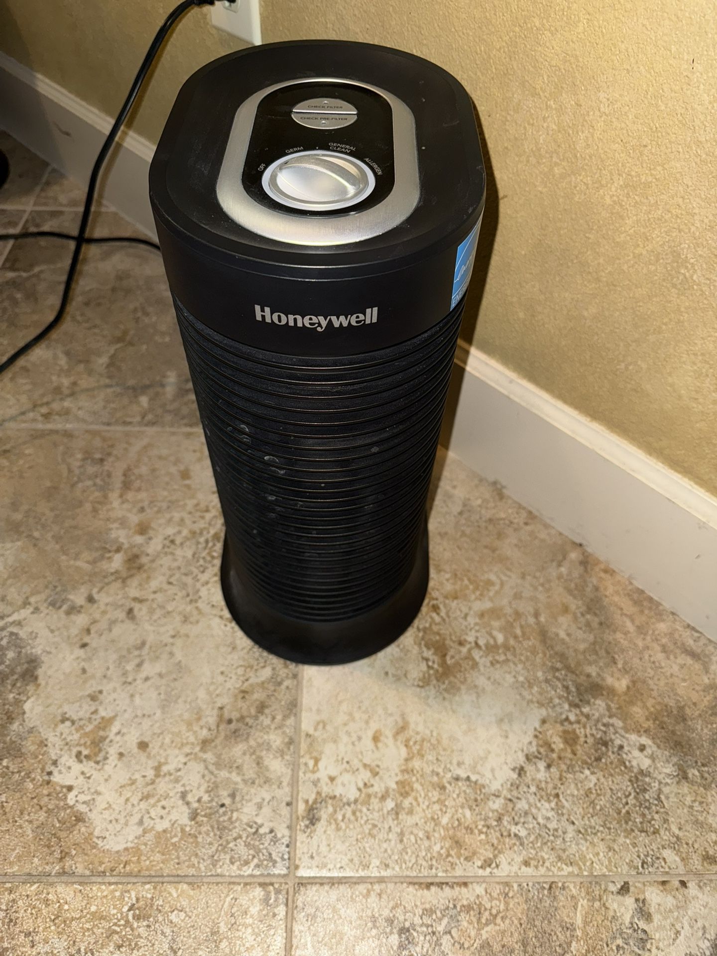 Honeywell True HEPA Compact Tower Allergen Remover HPA060 Black.