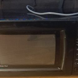 Large Magic Chef Microwave.   Works Great