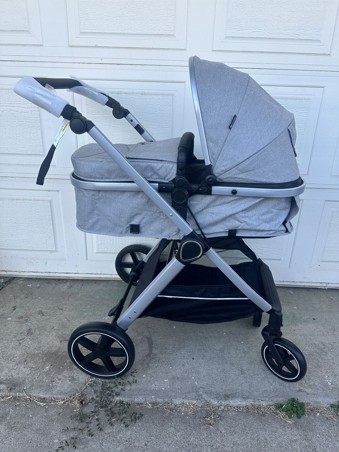 Brand New Stroller / Cariola Nueva