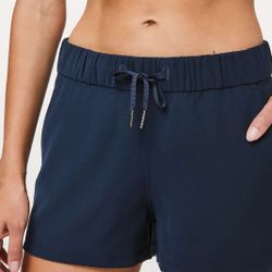 Lululemon on the fly 2” shorts size 2 true navy