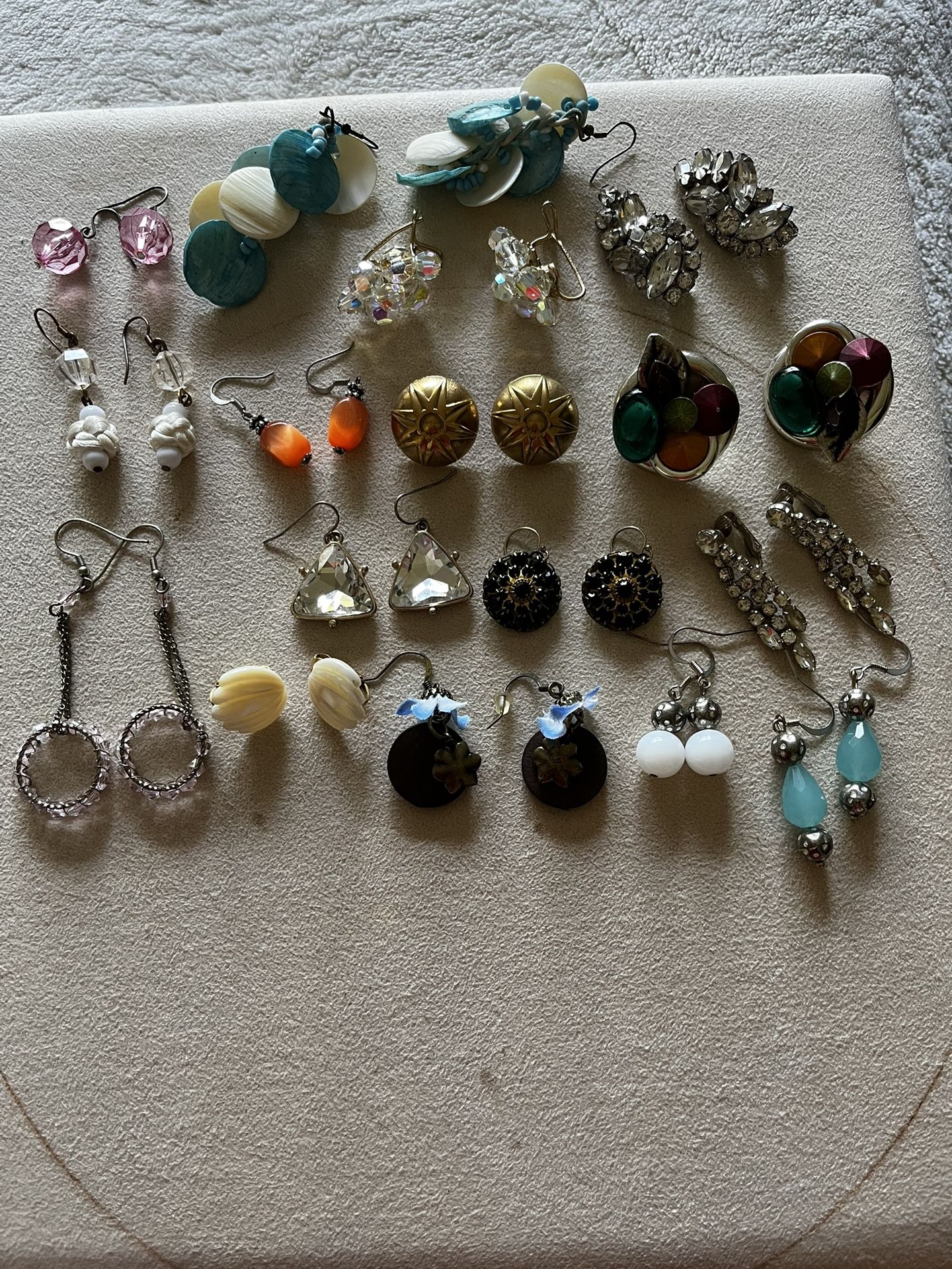 Lots Of Vintage Earrings With Different Designs 