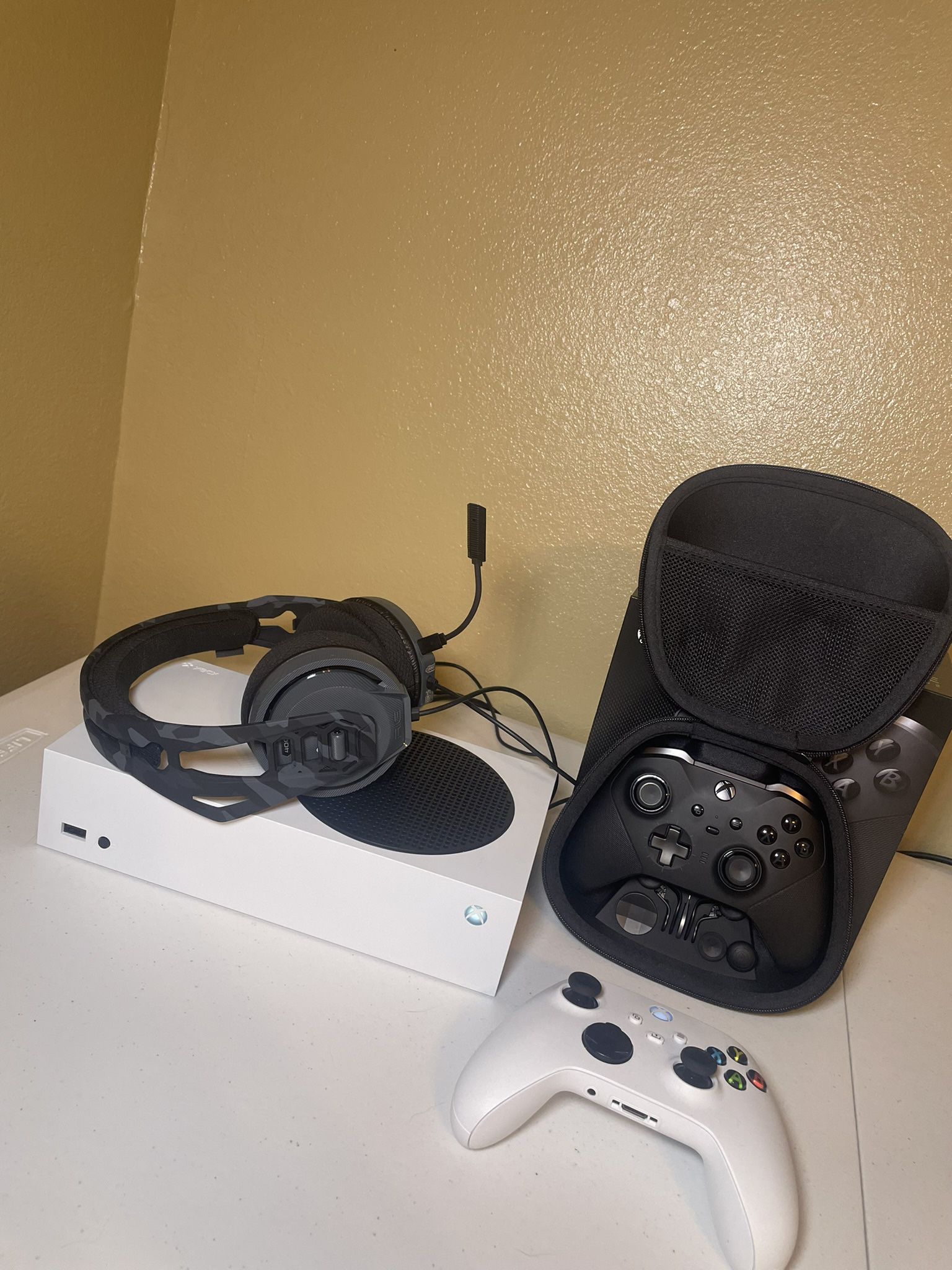 Xbox Series S With Xbox Elite Series 2 Controller And A Rig 400 Headset