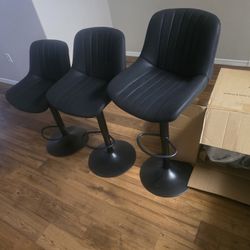 Set Of 4 Brand New Bar Stools With Adjustable Hight 