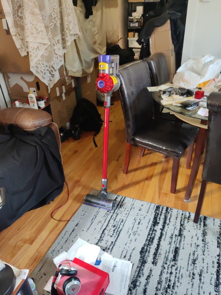 Dyson V8 Vacuum 