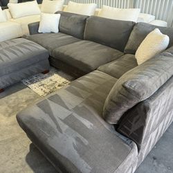 Free Delivery* Like New Gray Sectional W/ Ottoman