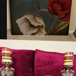 2 wall frames ; 2 large pillows; 2 candles sticks ; 4 candles; 1 candle warmer