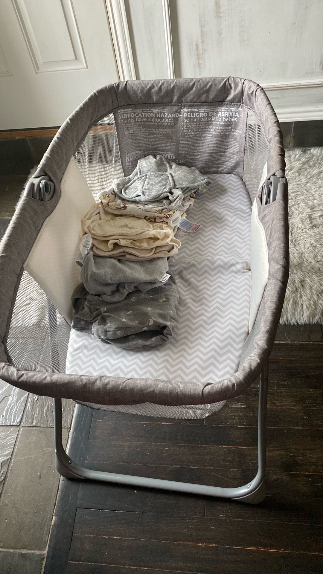 Newborn bassinet with six waddles altogether