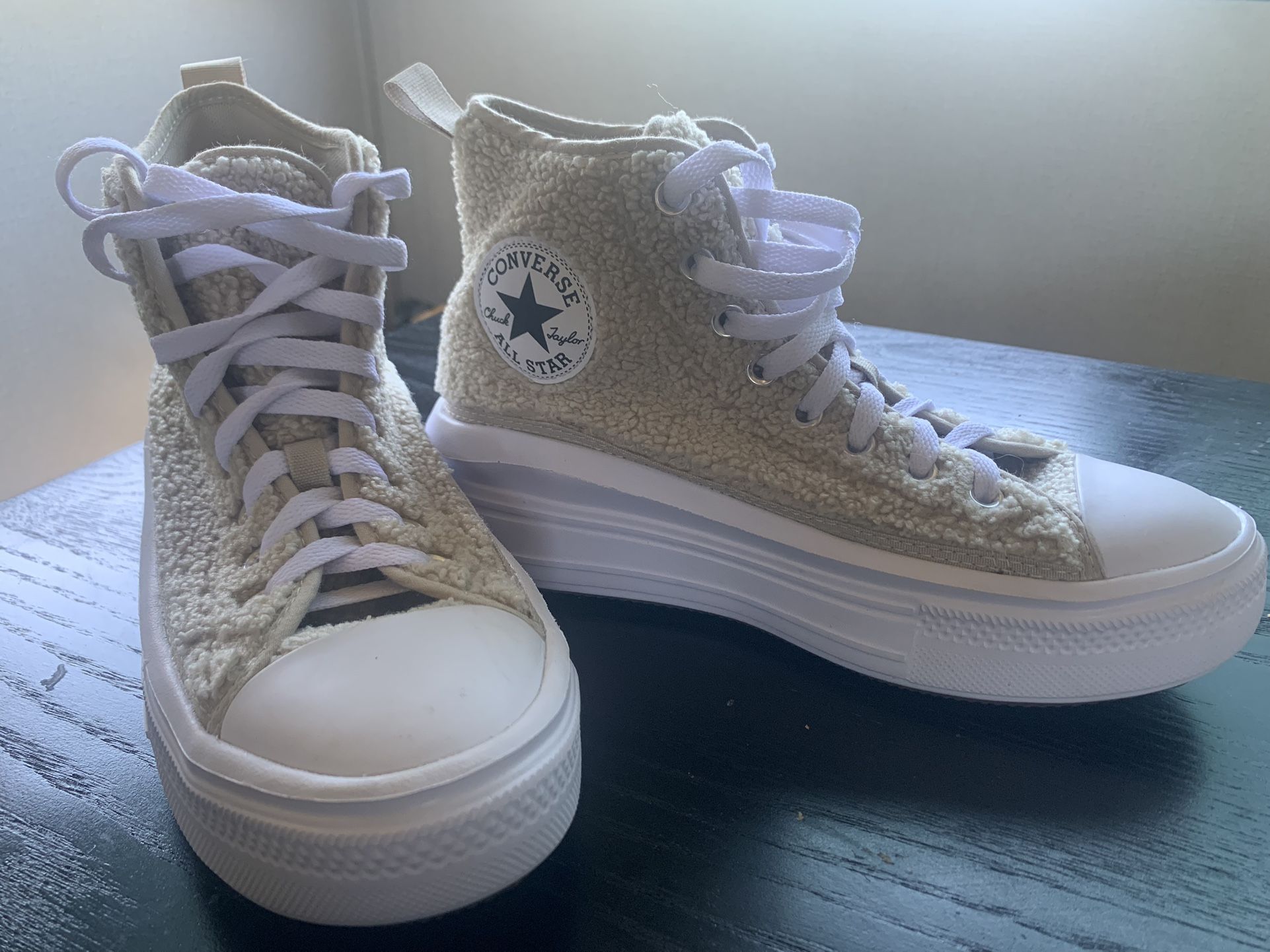 Converse Women’s Girls Shoes Size 6