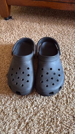 Black crocs men’s 8 women’s 10