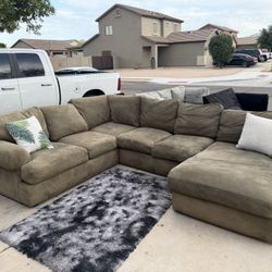 Large Sectional Couch W/Chaise