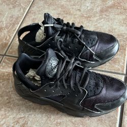Women's Nike Black Huraches Size 7