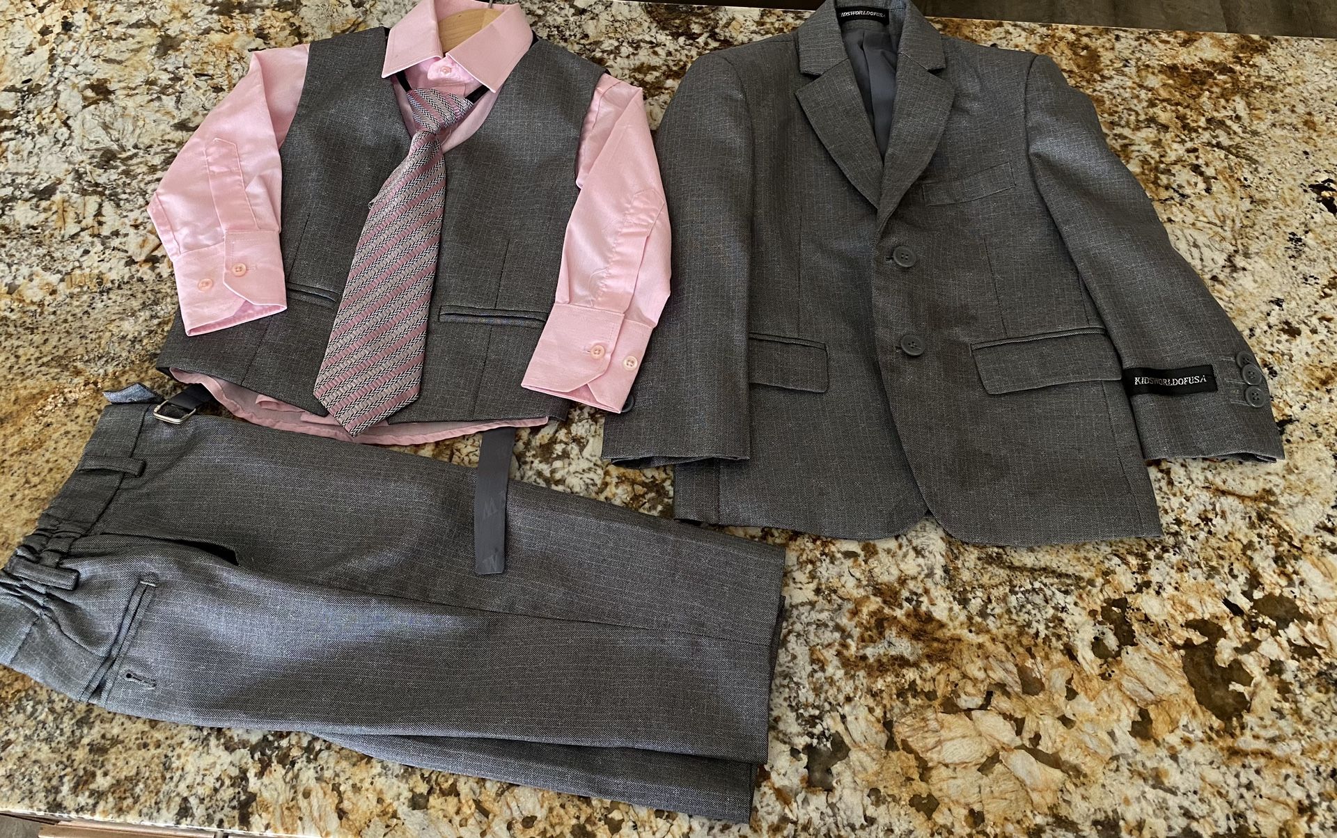 Trajecito Muy Elegante Para Niño Size 3 Viene Un Poco Grande