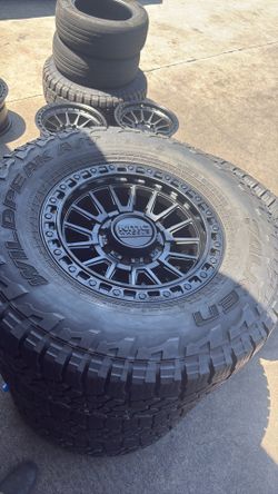 Rims the 8 lugnuts for ram with tire fallen 325/65/R18