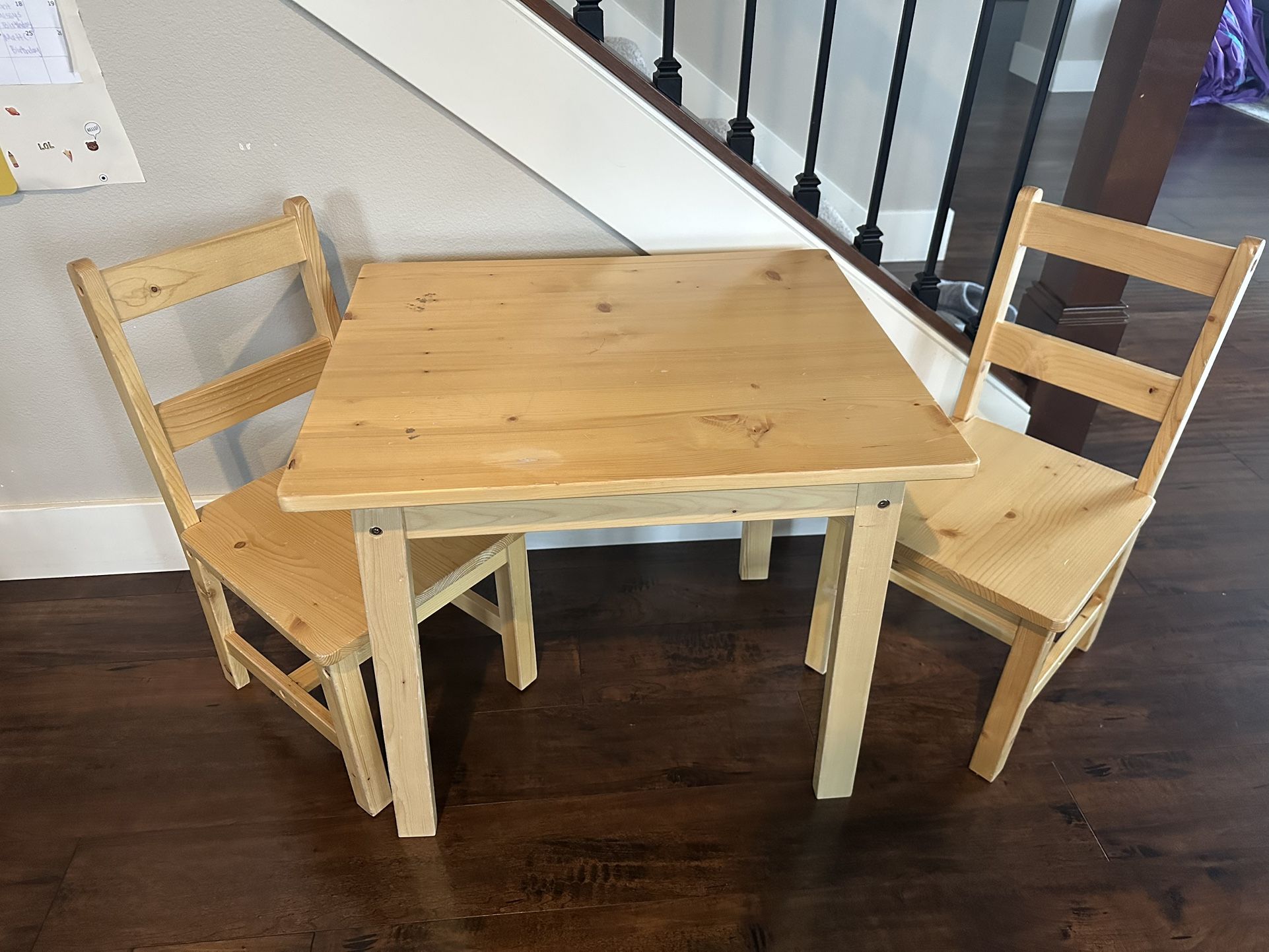 Amazon Basic Kids Solid Wood Table